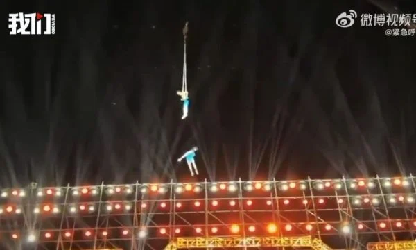 Bashkëshorti s’e shpëtoi dot, akrobatja bie gjatë performancës në lartësi