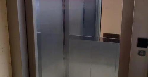 Bie ashensori në një banesë në Emshir: Tetë persona dërgohen në Emergjencë, 2 prej tyre fëmijë dhe 1 grua shtatzënë