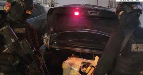 VIDEO/ Policia bllokon makinën – momenti kur kapen mbi 40 kilogramë drogë në Tiranë