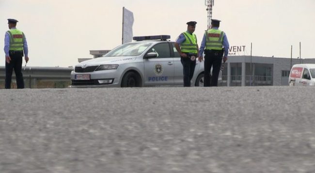 Shoferi tenton ta godas me veturë policin dhe largohet me shpejtësi, ndiqet nga policia