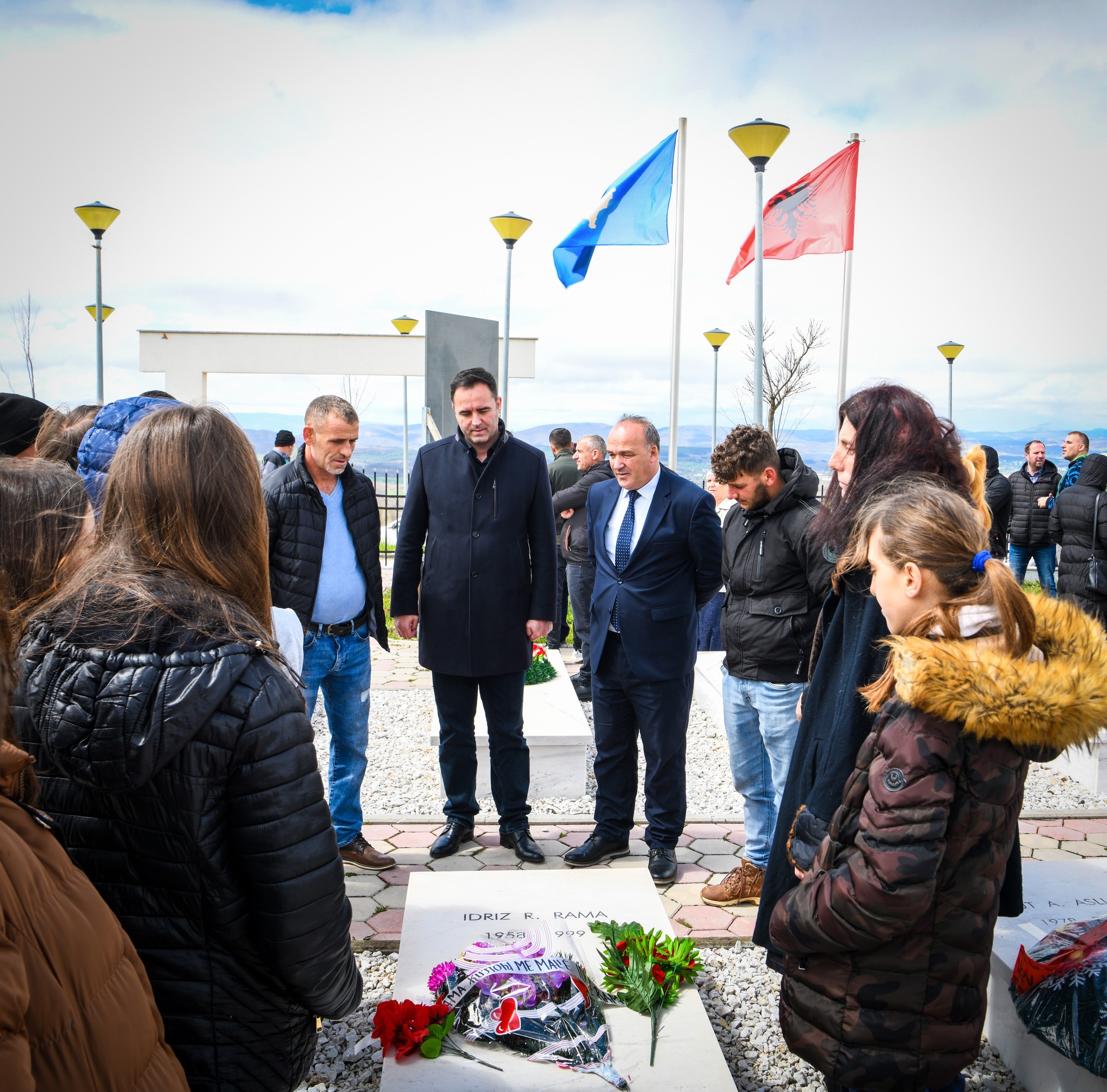 Kryetari Bulliqi dhe Kryetari i Kuvendit Konjufca bëjnë homazhe para pllakës përkujtimore të Masakrës së Dyzit