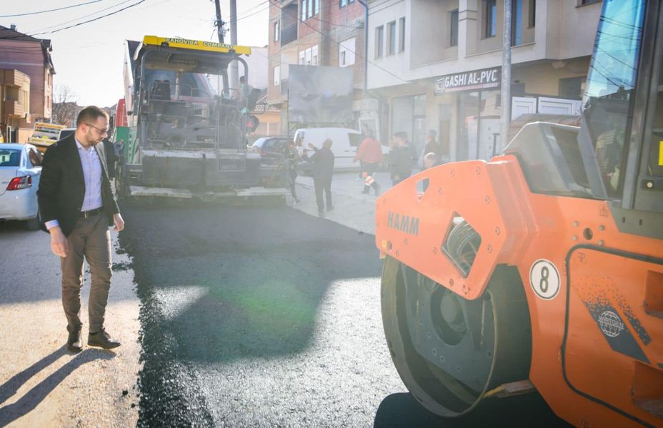 Ka përfunduar shtresa e parë e asfaltimit të rrugës ”Skenderbeu” në Podujevë