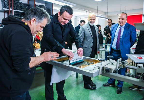 Kryeministri Kurti bashk me Bulliqin e Muratin vizituan kompaninë S//Sprint në Podujevë