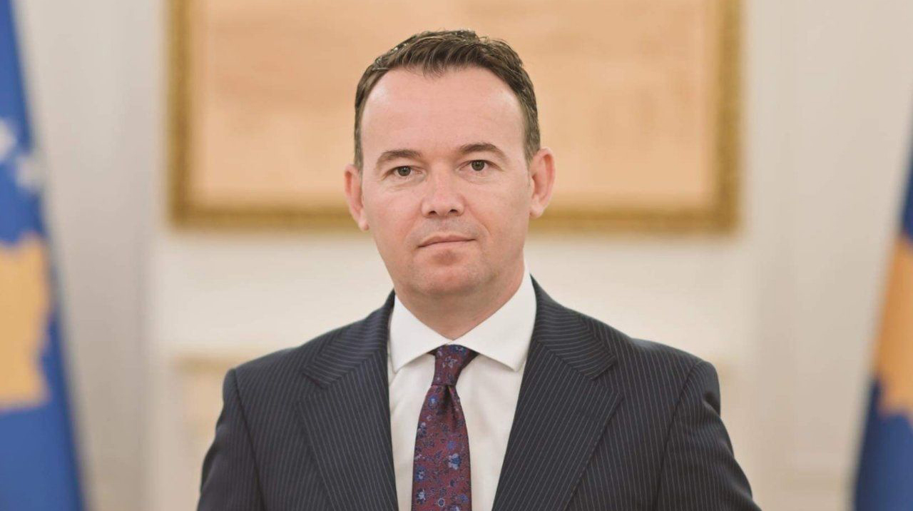 Peci: Siç po e çrrënjosi kancerin në ministri, ashtu do t’ia bëjë edhe me pirjen e duhanit brenda