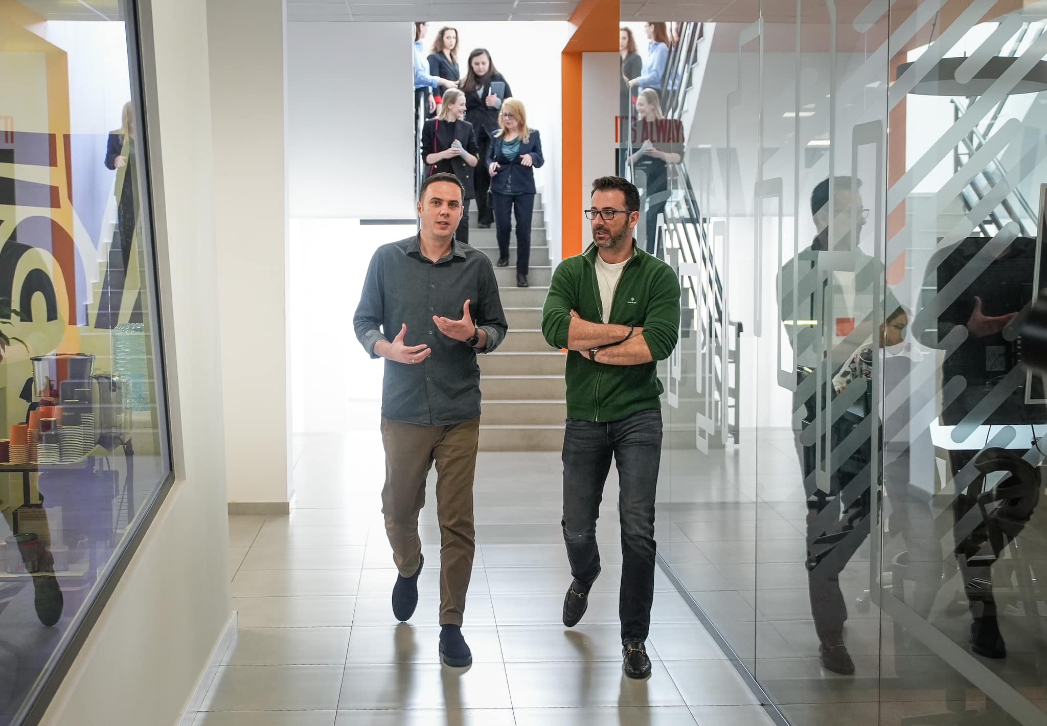 Abdixhiku viziton Gjirafën, statusin ia shkruan ChatGPT