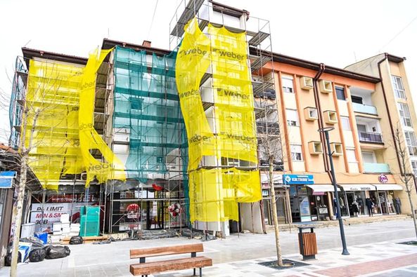 Kryetari Bulliqi përcolli punimet që po zhvillohen në renovimin e objekteve banesore