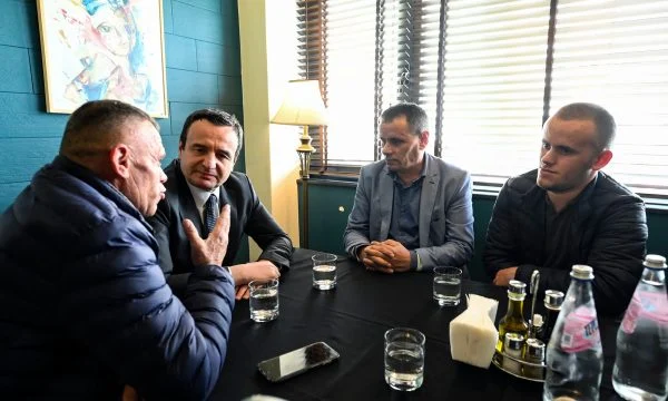 Kurti në Drenas, takon dy shokët e tij të burgut