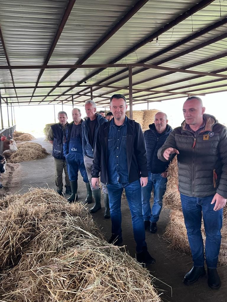 Peci viziton fermerët, thotë se do t’i mbështesin bujqit që punojnë tokën