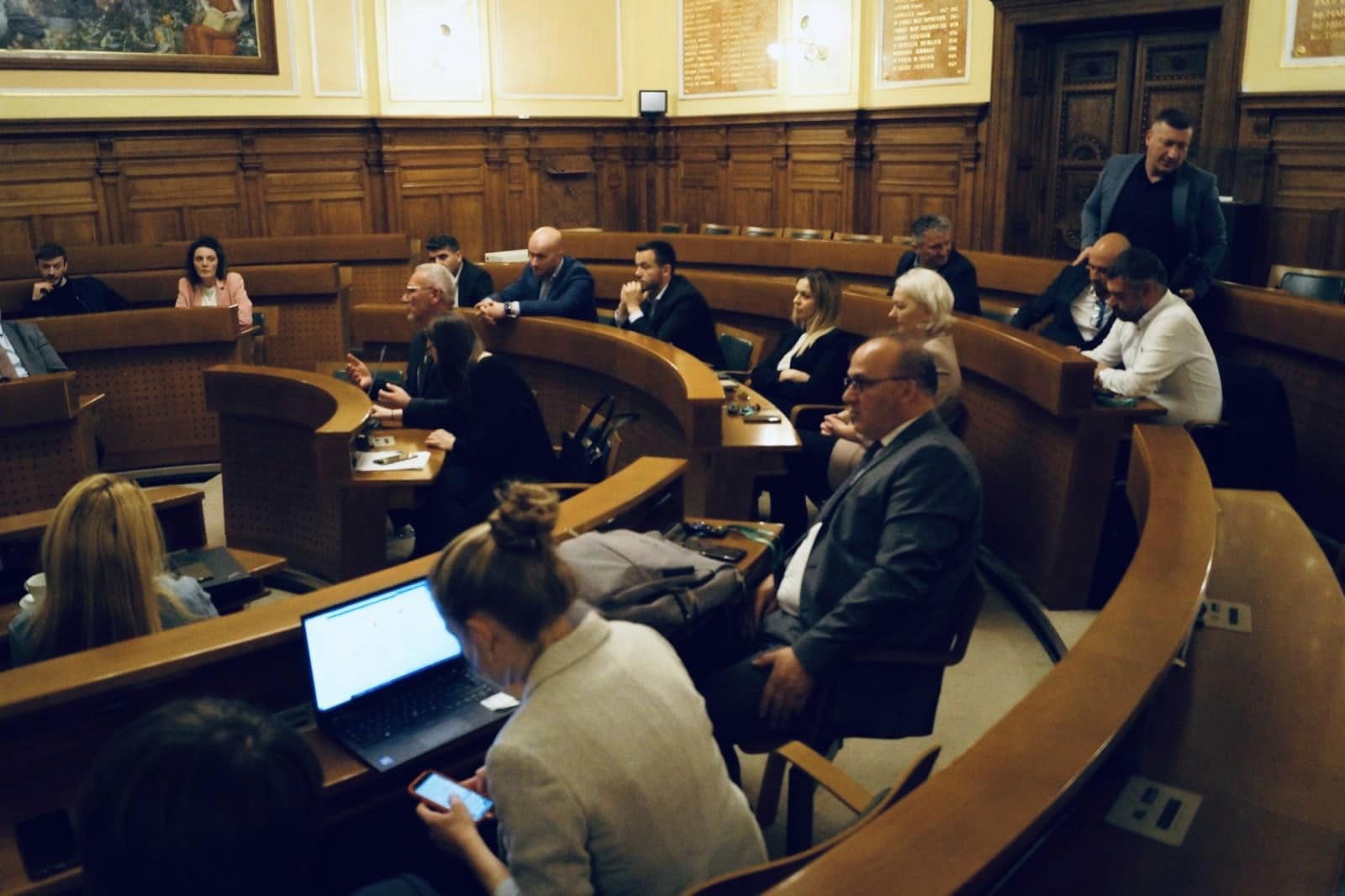 Kryetari Bulliqi mbyllë vizitën zyrtare në Slloveni me takimin në kuvendin komunal të Lublanës