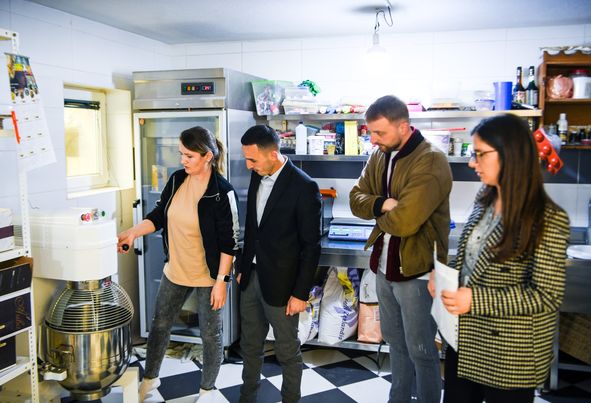 Drejtori Salihu vizitoi disa nga bizneset prodhuese që kanë përfituar nga projekti i subvencionimit të investimeve në kapacitete prodhuese