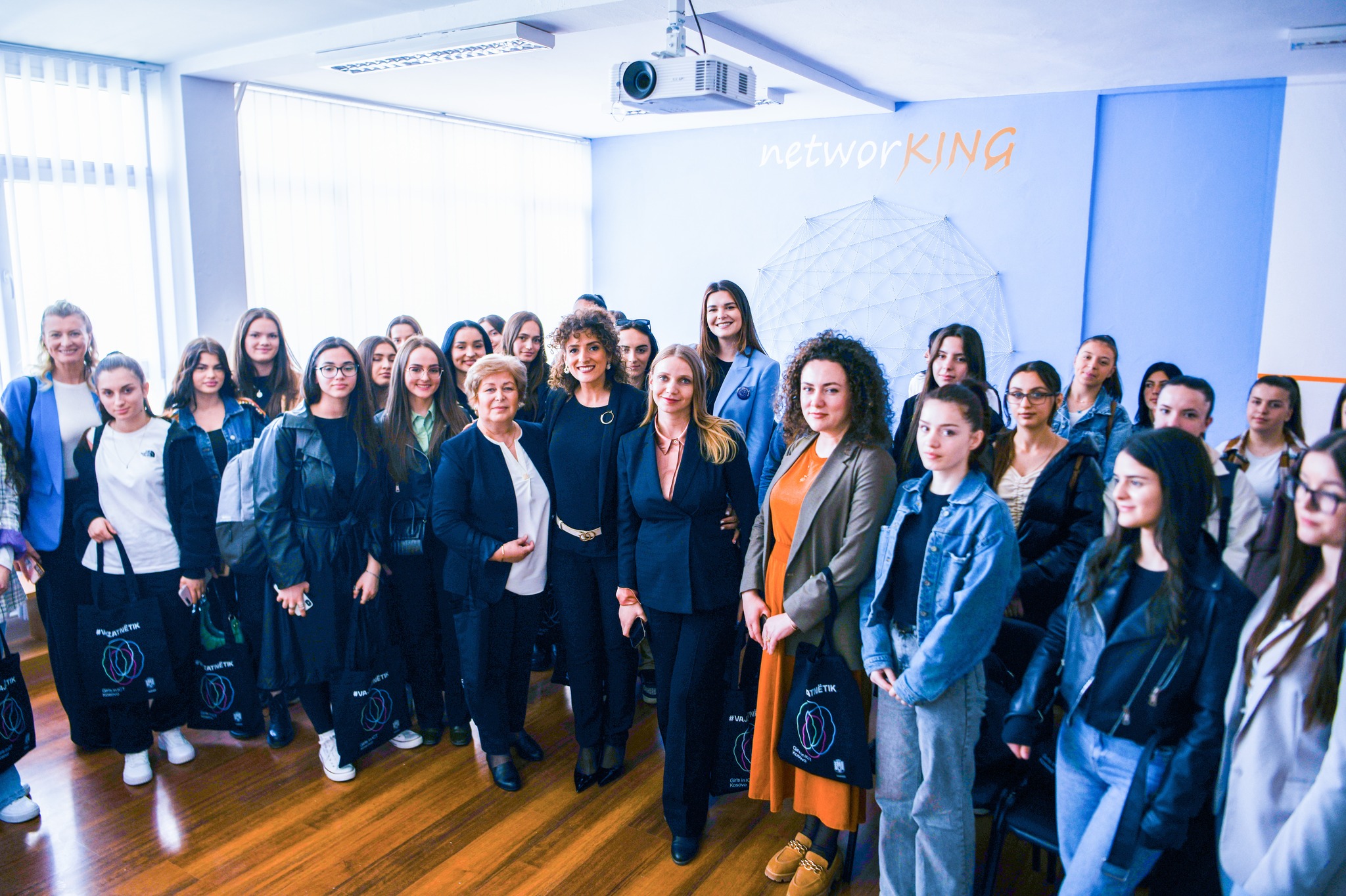 Nënkryetarja Lahu dhe nënkryetarja e Prishtinës Sahatçiu diskutuan me nxënëset për projektin “Vajzat në TIK”