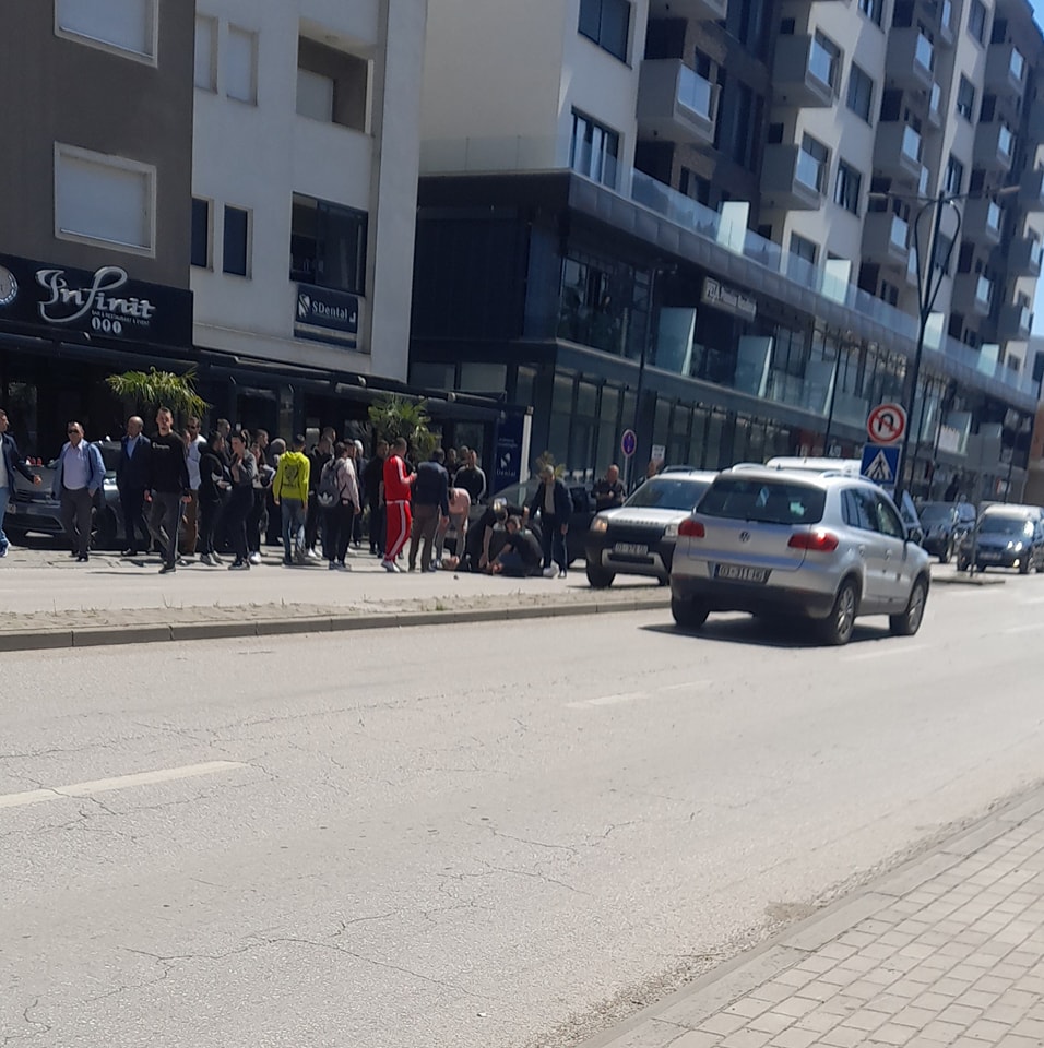 Goditën dy femra nga një veturë