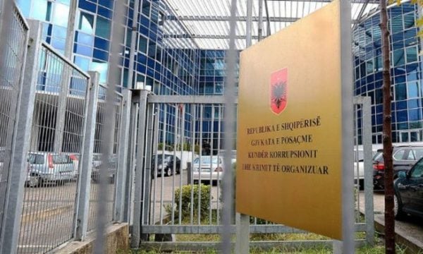 Vidhnin automjete në Kosovë dhe i trafikonin në Shqipëri, SPAK kërkon 41 vite burg për rrjetin, mes tyre 3 policë