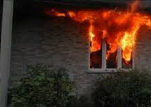 Kosovari i vë flakën shtëpisë së ish-nuses në Vlorë\ ”E kishte mbyllur brenda e i tha do të përvëloj”