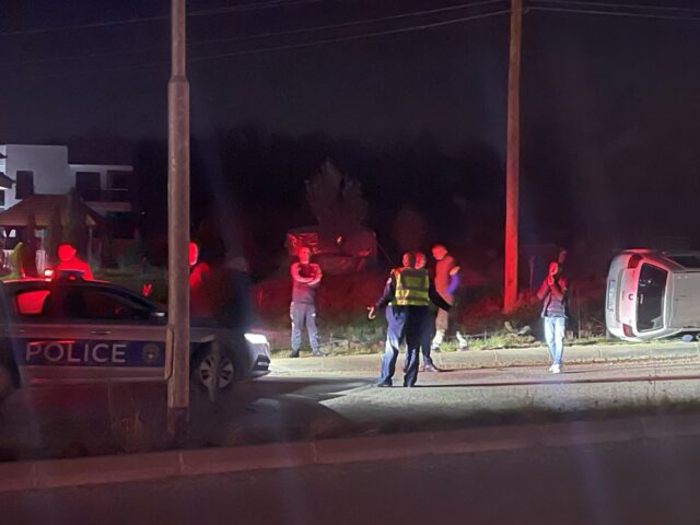 Aksident në rrugën “Skënderbeu” rrokulliset vetura (Foto)
