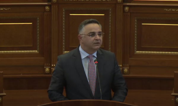 Deputeti i AAK-së thotë se minsitri Murati po iu bën presion qytetarëve për pagesën e tatimit në pronë