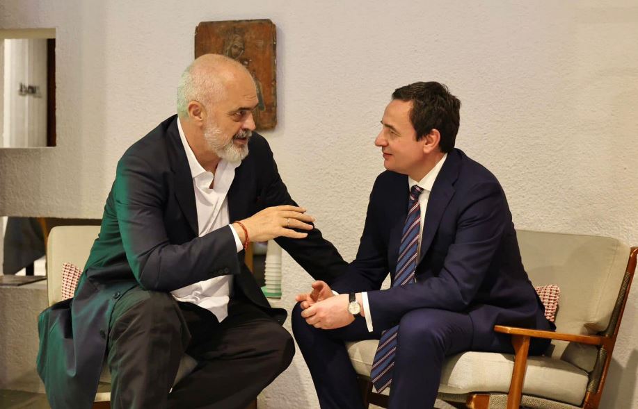 Forumi i Delfit, Rama takohet me Kurtin në Athinë