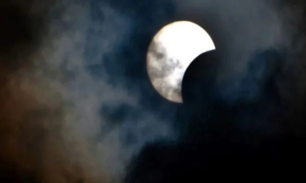 Eklipsi i rrallë hibrid ndodh pas gati 10 vitesh