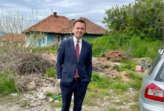 Peci shkon në Kroin e Vitakut, thotë se do ta rindërtojë shtëpinë që ia kishin djegur serbët