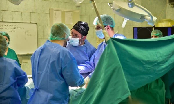 6 kirurgët e spitalit të Pejës operojnë 1225 pacientë në vit