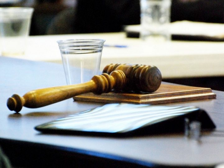 Dosja nga Podujeva: Vodhi mjaltë, kabllo, aparat për matjen e tensionit dhe këpucë, dënohet me 3 vite burgim