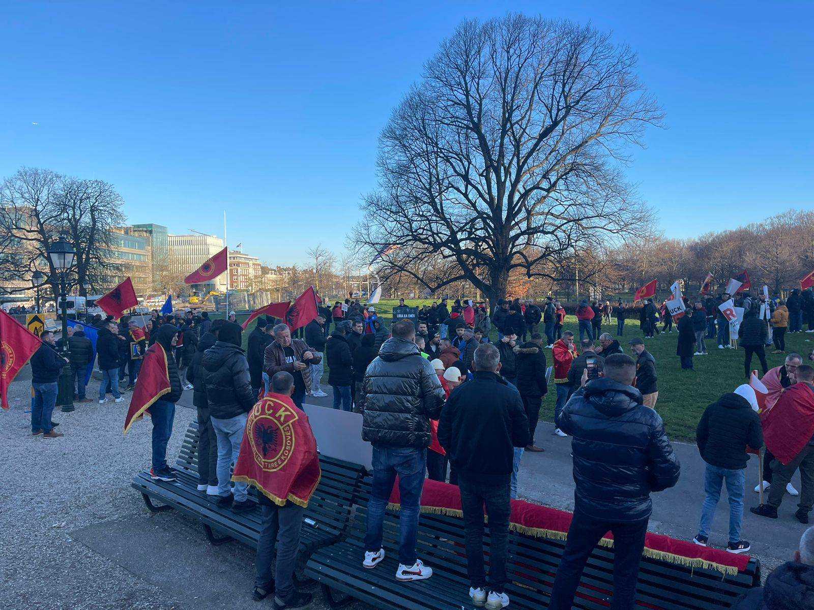 Qytetarët fillojnë të mblidhen për protestën në Hagë