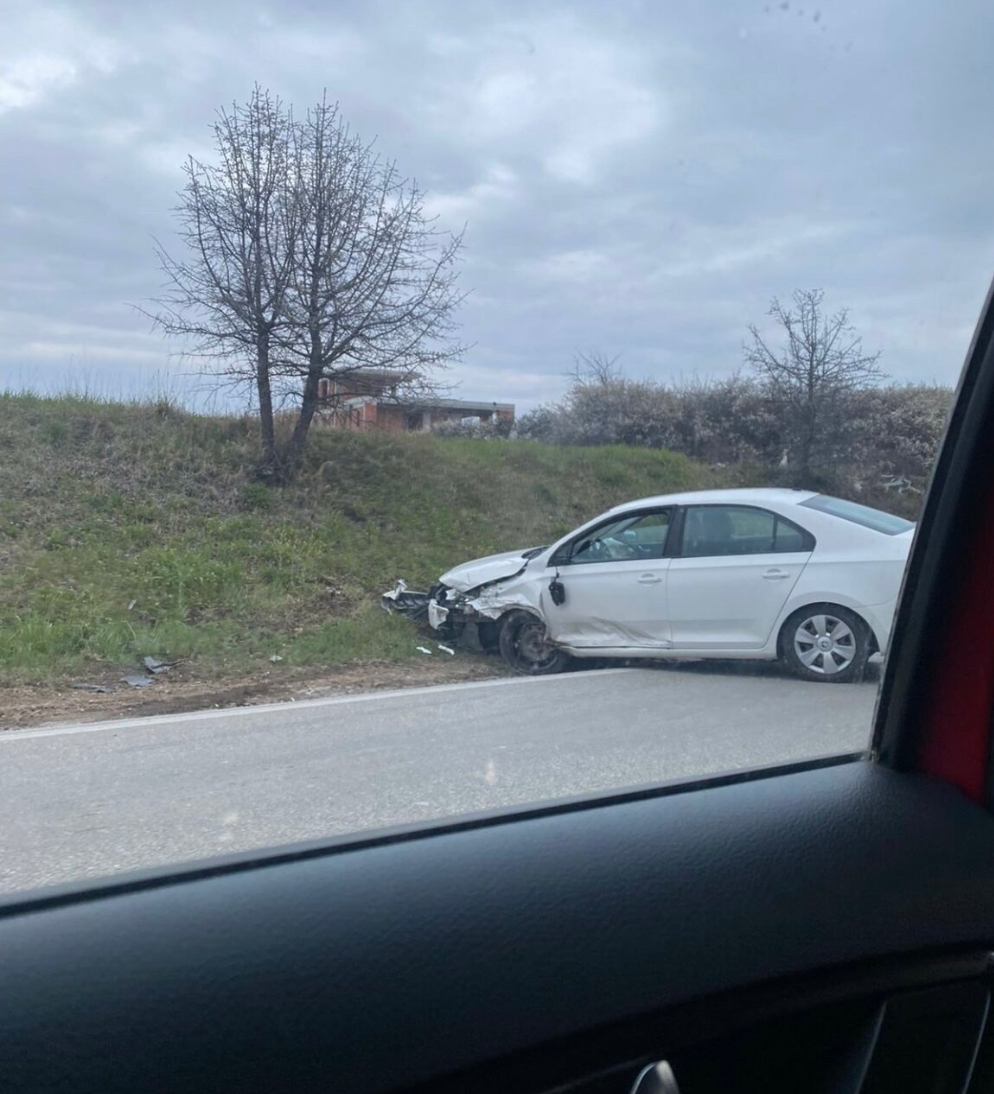 Dy të lënduar në një aksident mes dy veturave