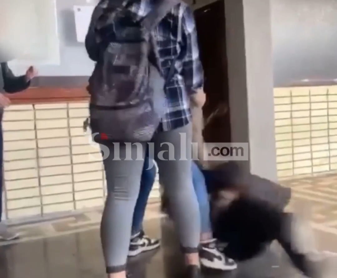 Pejë: Rrahen disa vajza bëhen “llom” tek Stacioni i Autobusave (Video)