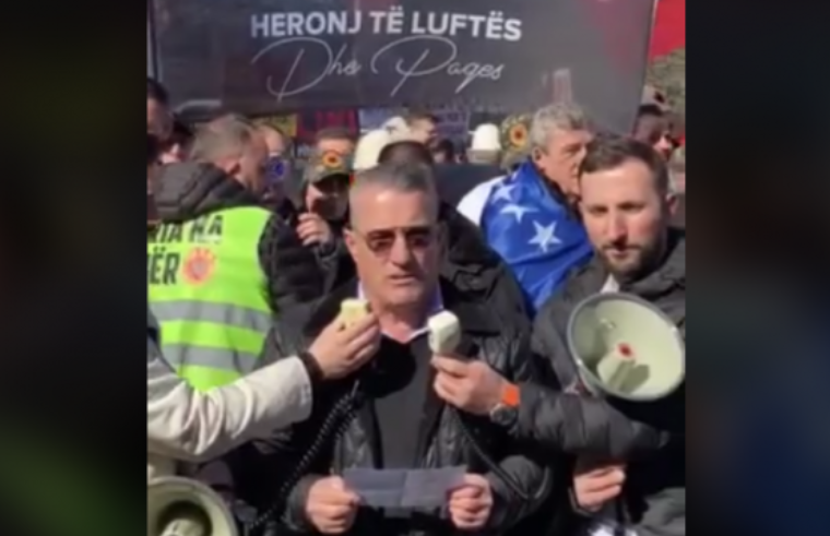 Babai i Granit Xhakës mban fjalim para protestuesve në Hagë: Po tentohet të dënohet historia