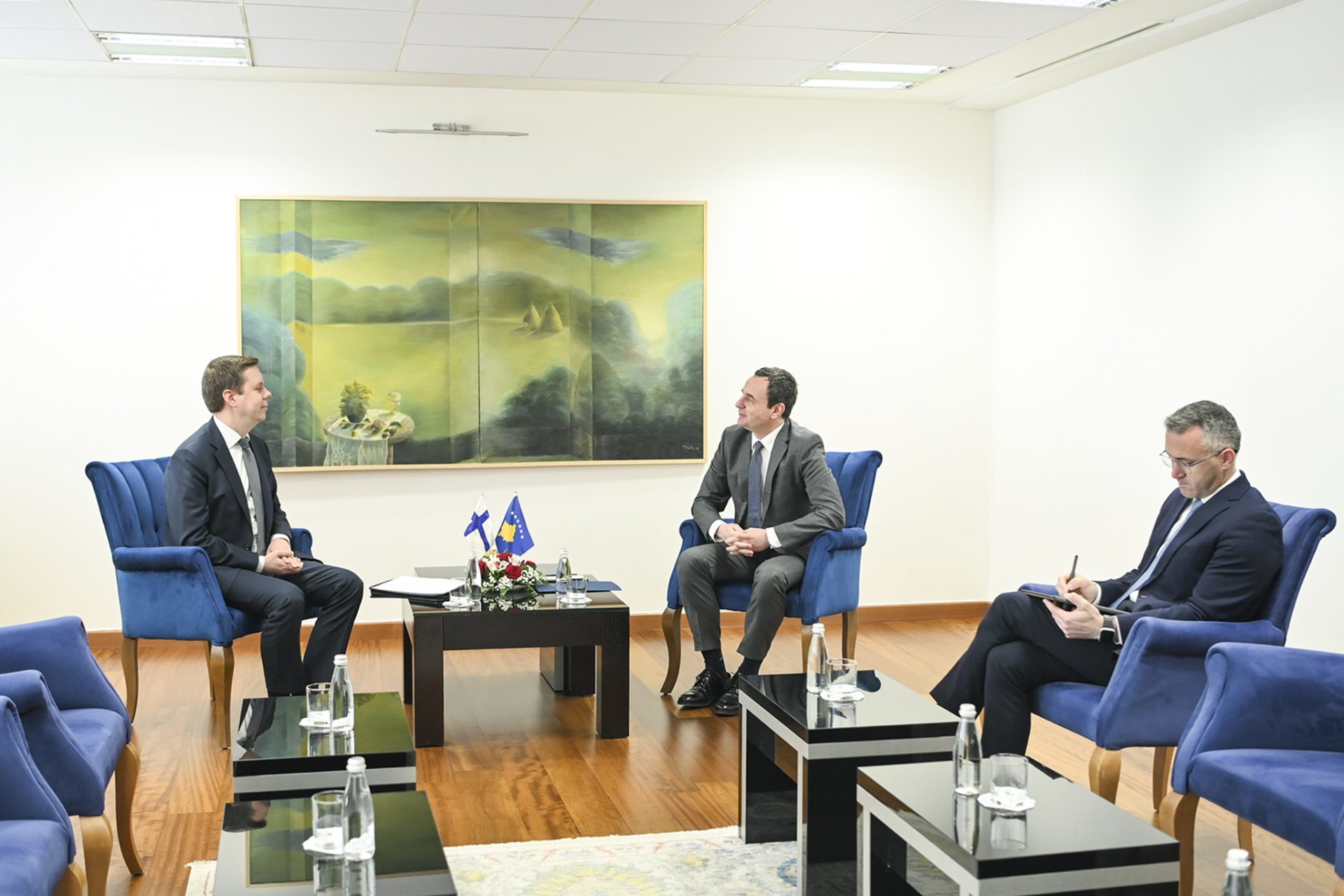 Kurti takohet me ambasadorin e Finlandës në Kosovë, Matti Nissinen