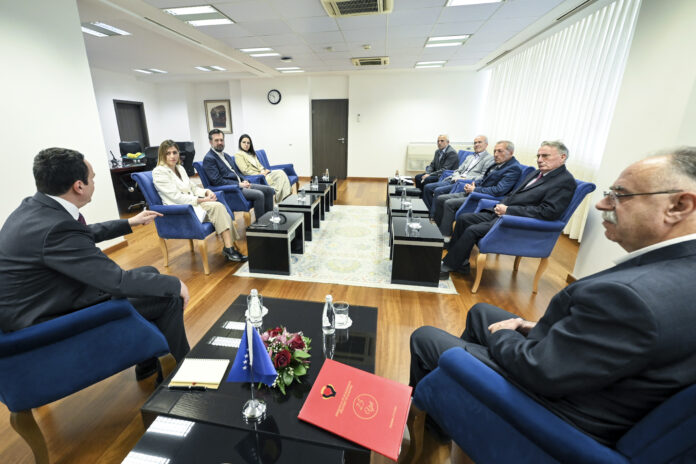 Kurti pret në takim përfaqësuesit e shoqatës së ish të burgosurve politikë të Kosovës