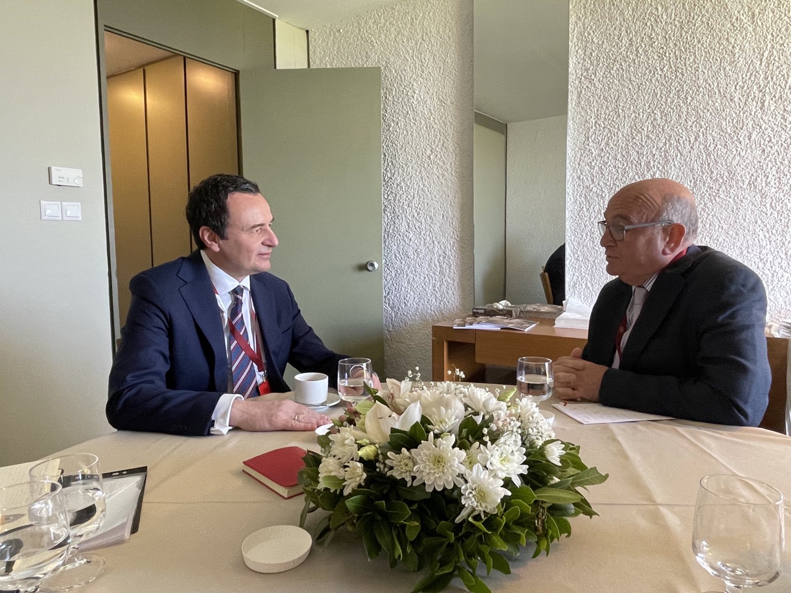 Kurti në Forumin Ekonomik në Delphi, takohet me Peach, diskutuan mbarëvajtjen e zgjedhjeve në katër komunat veriore të Kosovës