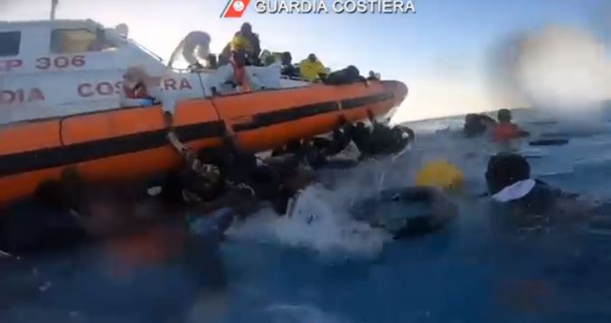 Mbyten 70 emigrantë në Mesdhe, shpëtohen 1200 të tjerë