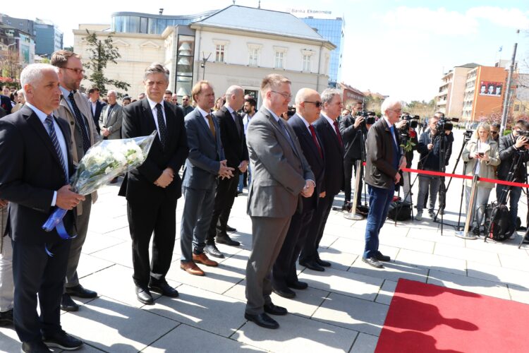 Abbott: Qeveria e Kosovës dhe Serbisë të bëjnë gjithçka që munden për të zgjidhur fatin e të zhdukurve