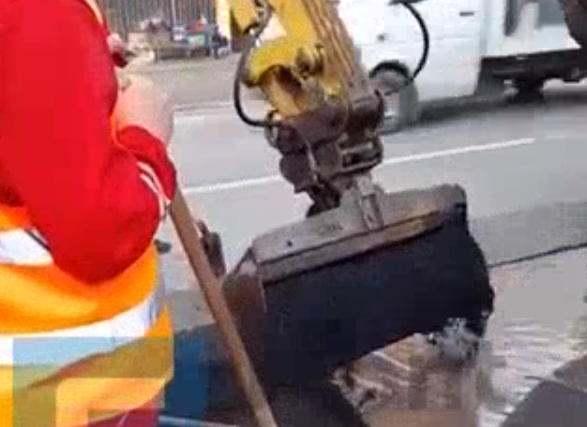 Kështu shtrohet asfalti në Vranidoll, magjistralja Prishtinë-Podujevë Gropat me ujë, mbushen me asfalt!(Video)