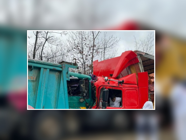 Aksident i rëndë, kamionët ndeshen ‘kokë më kokë’ – FOTO