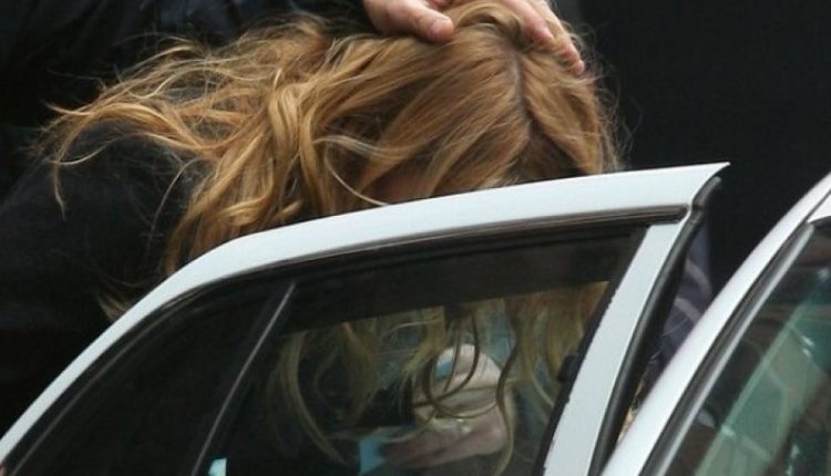 Zbulohet kush është gruaja e arrestuar në Prishtinë: Dërgohet në burg, kishte 7 urdhër arreste aktive