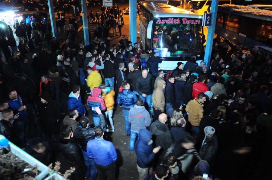 Mbi 60 mijë persona e lëshuan Kosovën, ekspertët e ekonomisë: Po ikin edhe të punësuarit