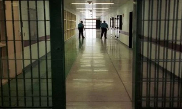 Gëlltit brisqe i dënuari në burgun e Drenovës, dërgohet me urgjencë në spital (EMRI)