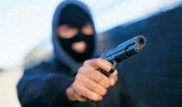 Mitrovicasi grabitet nga dy persona me maskë dhe armë