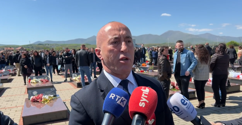 Haradinaj, homazhe në Kompleksin Memorial: Këtu pushojnë të gjithë ata që kishin vetëm një ëndërr, lirinë e Kosovës