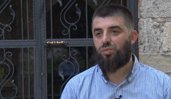 Fjalët e hoxhës Enes Goga në varrimin e nënës nga Peja që dyshohet se e vrau djali