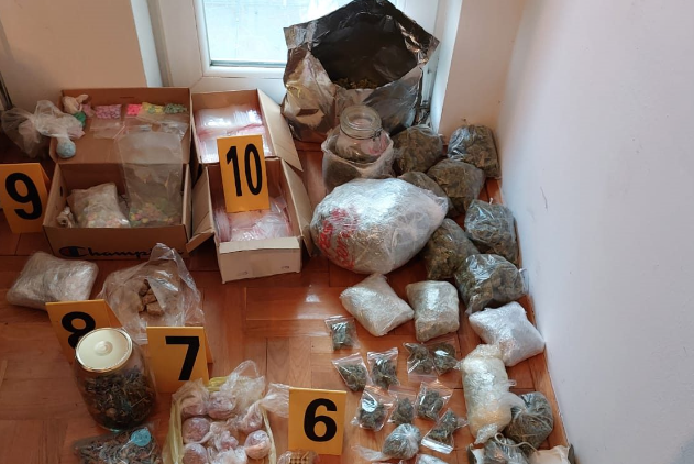 Arrestohet një person i dyshuar dhe konfiskohen lëndë narkotike