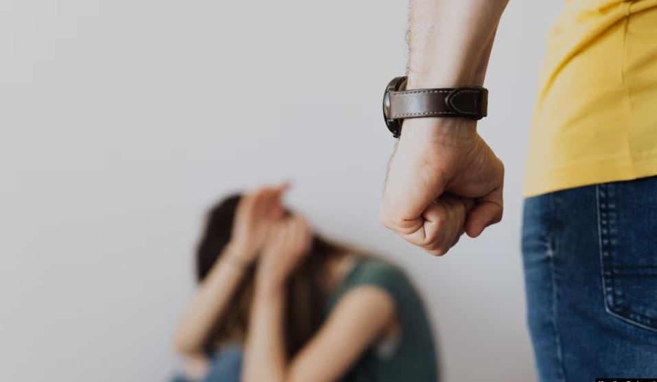 E rëndë: Një grua rrahet nga vjehrri, bashkëshorti dhe kunati