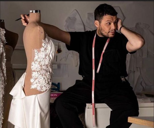 U arrestua në aeroportin e Stambollit me drogë? Stilisti Valdrin Sahiti mohon lajmin, nxjerr foto nga Dubai (FOTO)