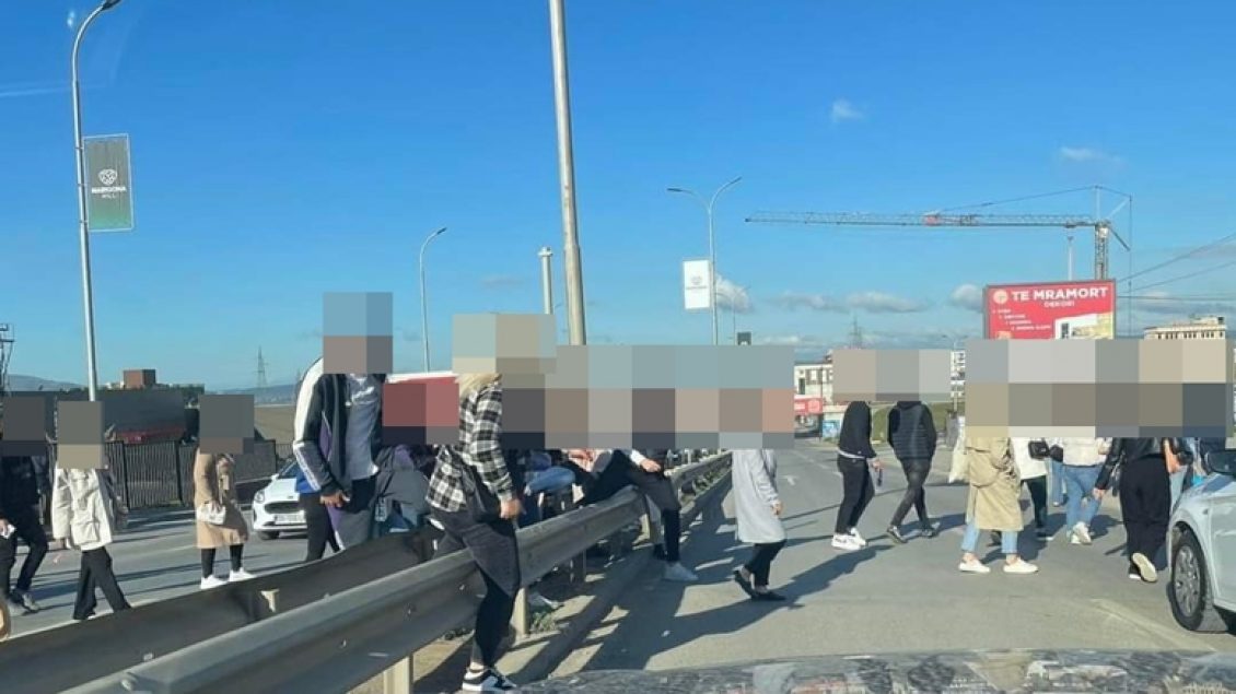Qytetarët vazhdojnë ta rrezikojnë jetën duke kaluar rrugën në Veternik (VIDEO)