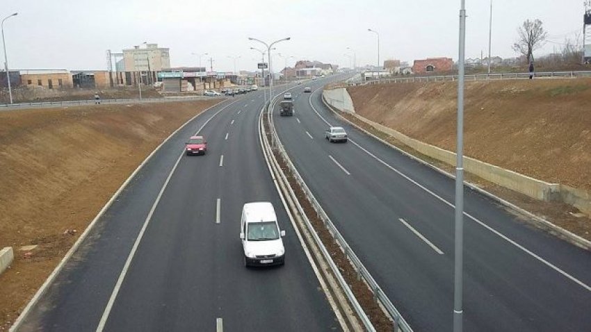 Vetura hyn gabim në autostradë, vozit në anën e kundërt (Pamje)
