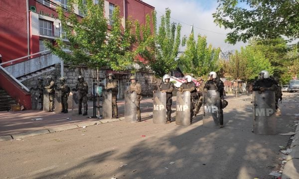 Raporti i policisë për protestat e dhunshme në Veri: Dy serbë të arrestuar dhe automjete të djegura