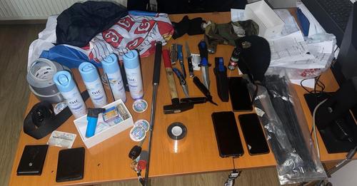 Policia e Kosovës arrestoi dy serbë në veri gjatë natës: Në makinë iu gjetën maska, thika, emblema me simbole nacionaliste