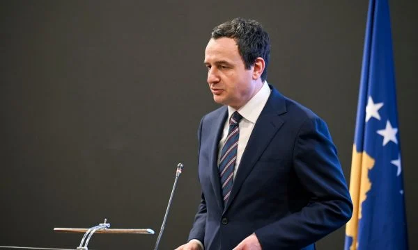 Kurti reagon pas përleshjeve në veri: Dënojmë dhunën ndaj policisë, KFOR-it dhe gazetarëve